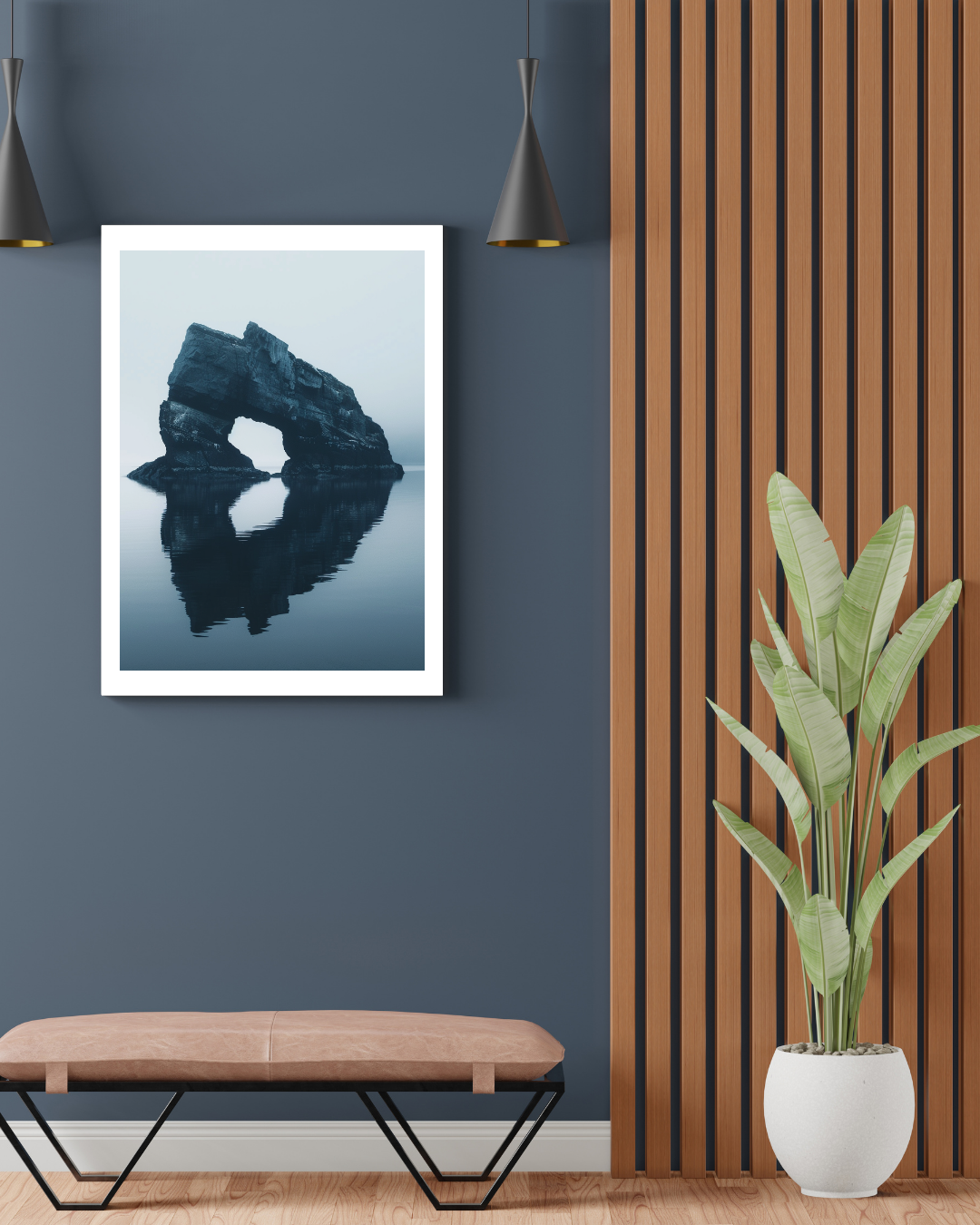 Grå och grönt naturposter av bergsformation av Nordanio, minimalistisk bild i fotram.