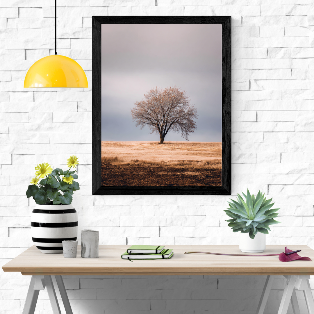 Grön naturposter av Lone Tree från Nordanio, modern väggkonst för inredning i inomhusmiljö.