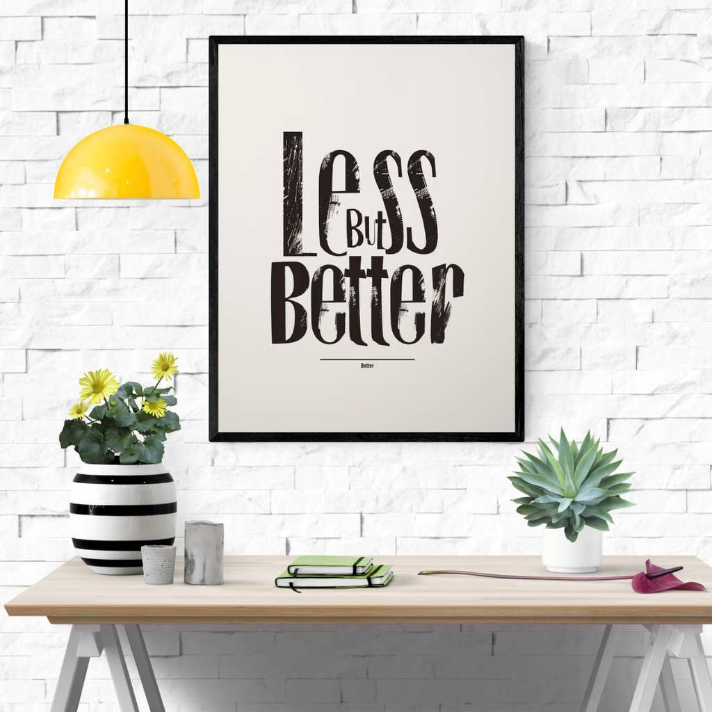 Grön typografiposter från Nordanio, modern väggkonst i ram för inredning, visar texten "Less Better" på vägg.