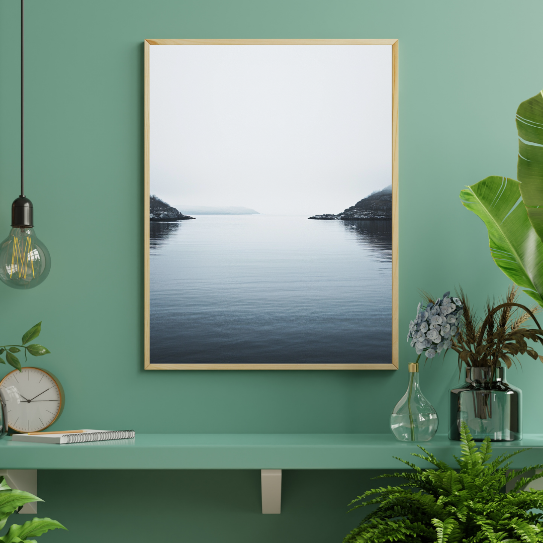 Grönt naturposter från Nordanio med lugn havs- och kustlandskap, inramad och visad på vägg.