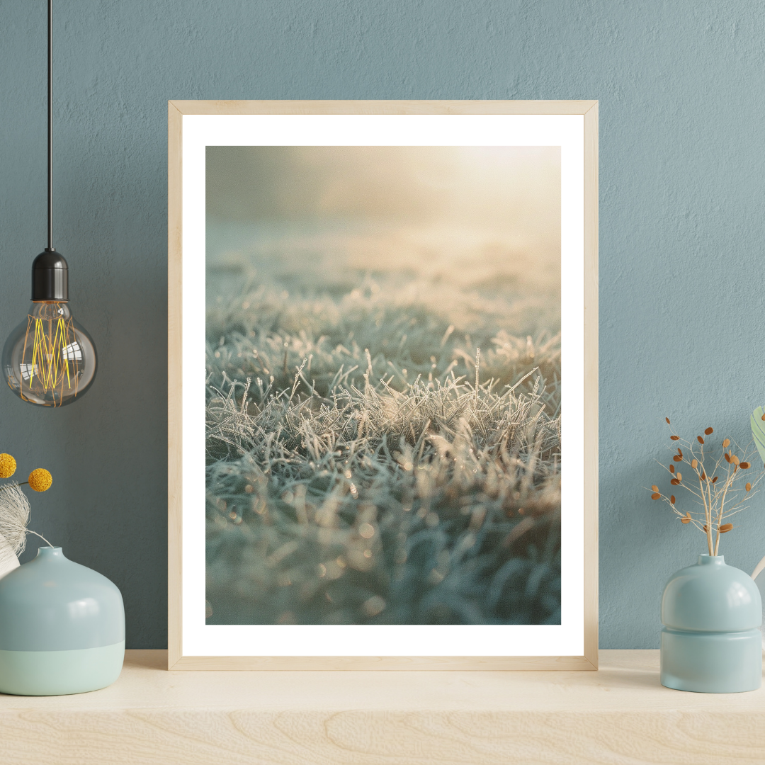 Grön naturposter med frostgräsdesign från Nordanio, vattenskulptur i akvarellstil, väggkonst för naturligt hem.