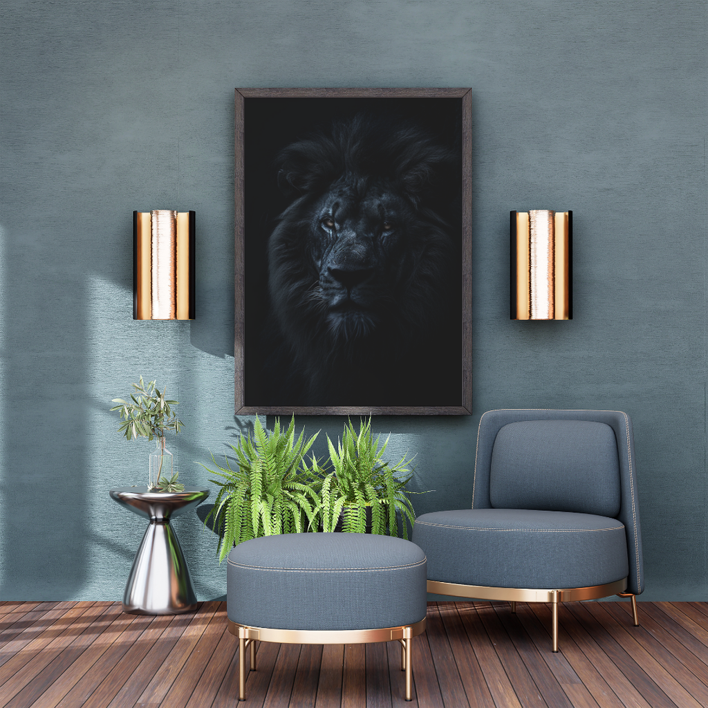 Dark Lion affisch från Nordanio, mörk konstväggposter med minimalistisk design och grönt och navyfärgat ramomslag.
