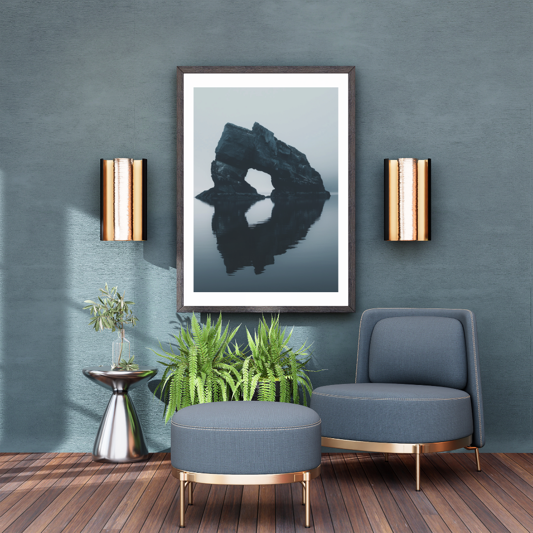 Naturposter med bergformation i grönt och navy från Nordanio, minimalistisk design i ram, perfekt för väggdekoration.