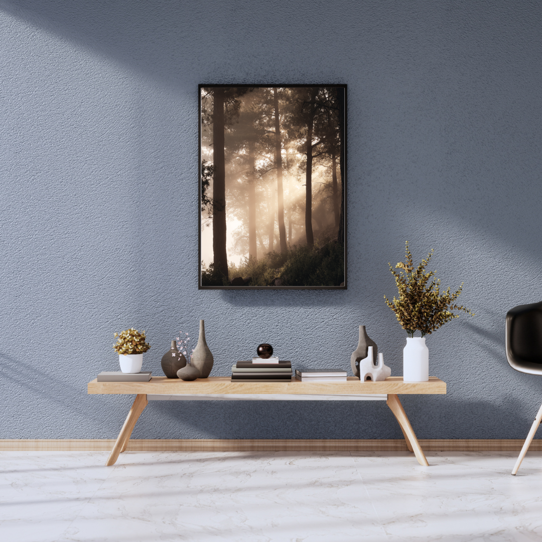 Grå minimalist naturposter med skogsmotiv av Nordanio, väggkonst i 3D-ram för ett modernt och stilrent rum.
