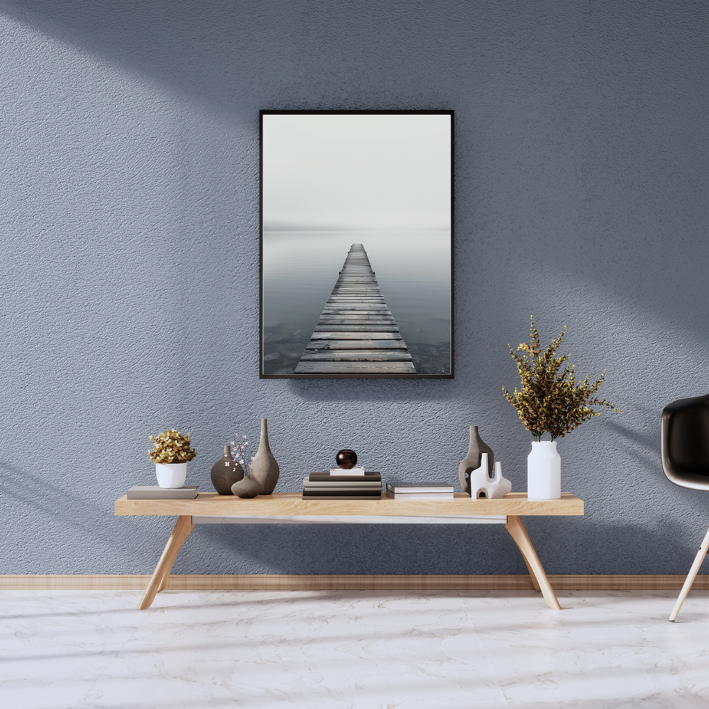 Nordanio naturposter med sjöbrygga och vatten i gråa nyanser, väggkonst i 3D-ram för hemmet
