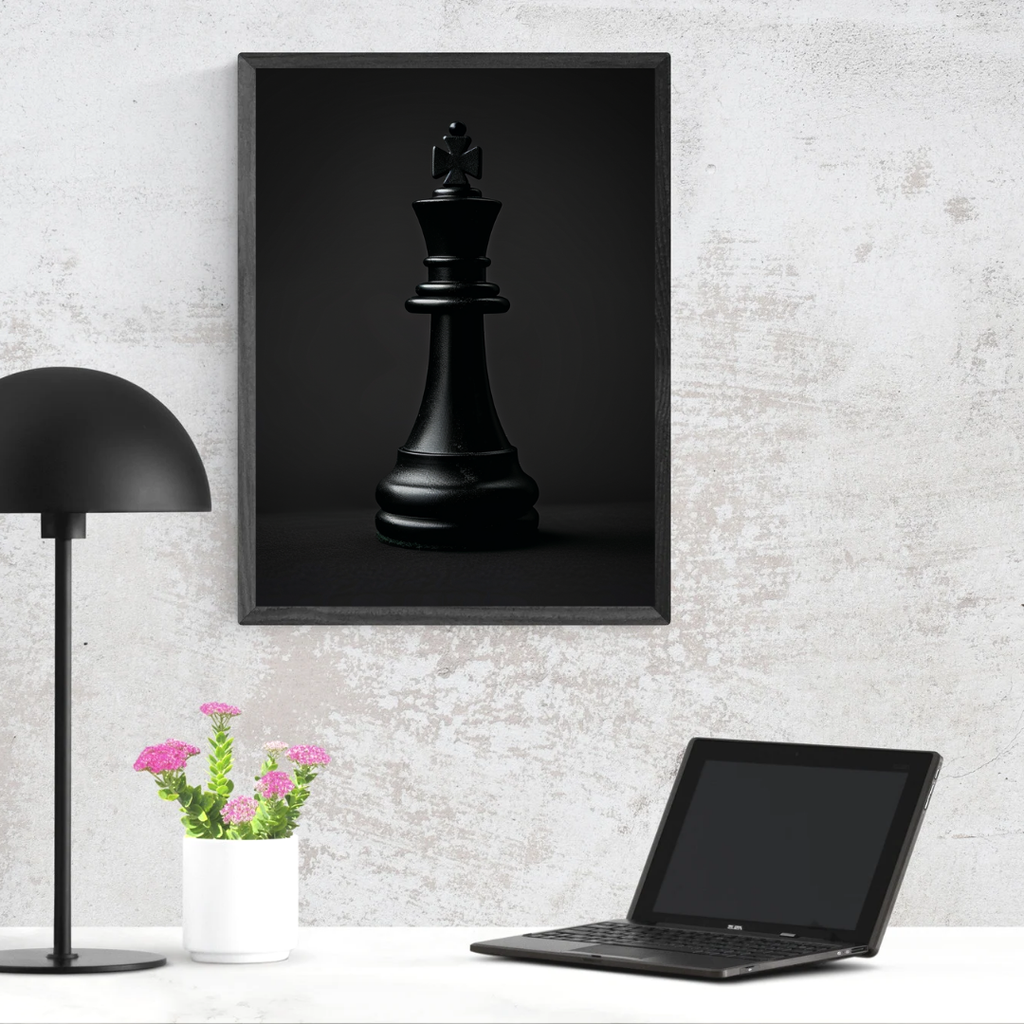Svart konstposter med king-motiv från Nordanio, väggdekoration i gråa nyanser för ett modernt hem.