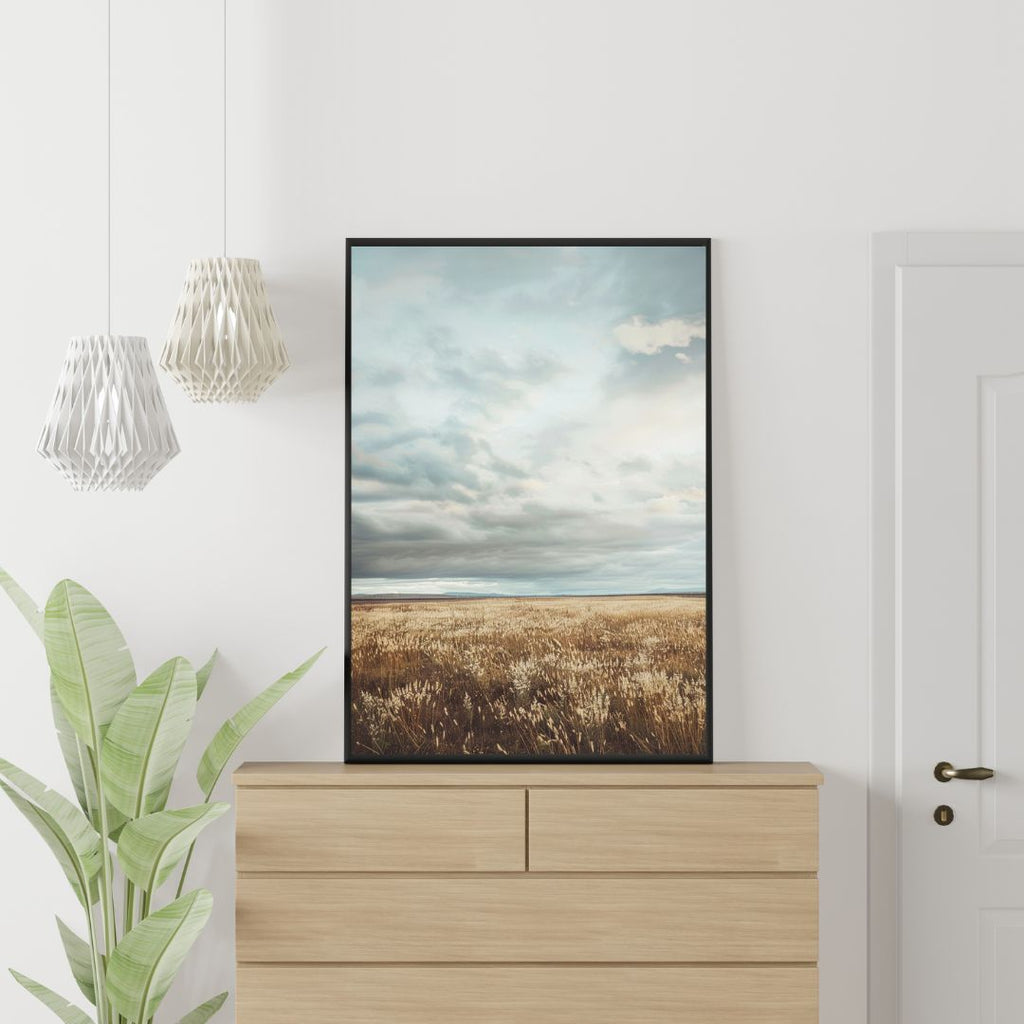 Grå minimalistisk naturposter med horisontlandskap av Nordanio, inramad i en modern väggkonst för hemmet.