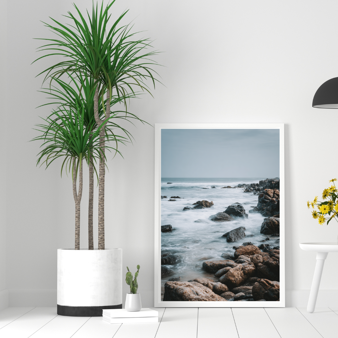 Grå naturposter från Nordanio med minimalistisk design, visad i ram för väggkonst och sociala medier.