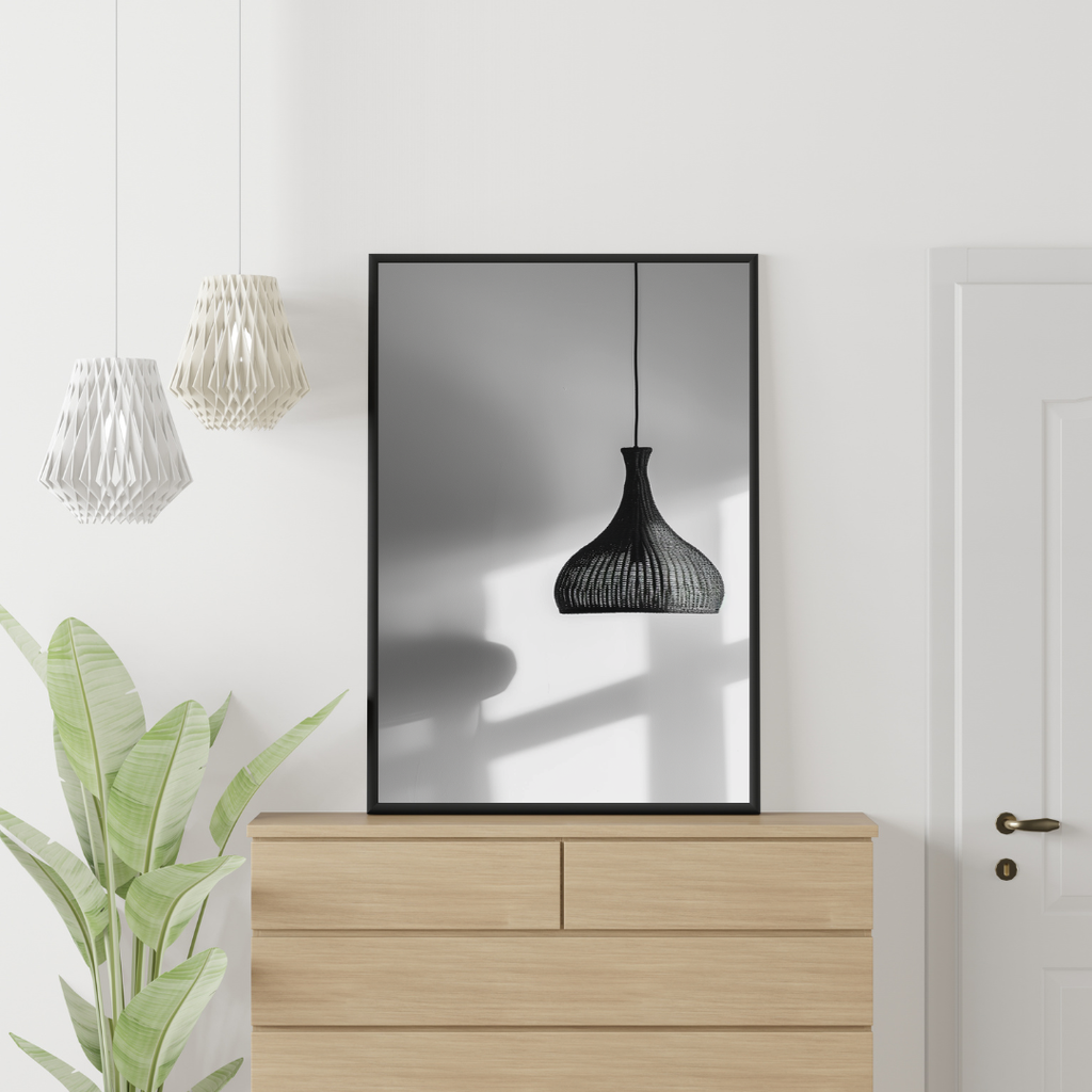 Svartvit affisch av taklampa i modern stil, perfekt som väggdekor, från Nordanio.
