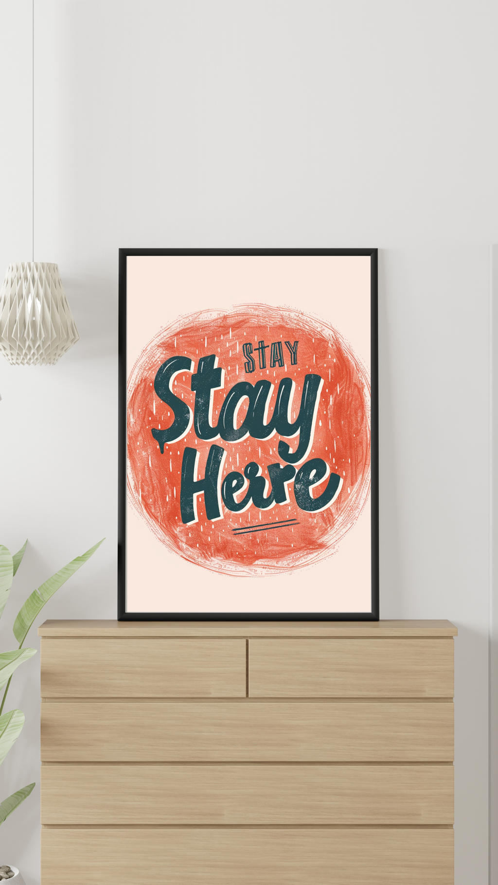 Grå typografiplakat "Stay Here" av Nordanio, minimalistisk väggkonst i ram, perfekt för inredning och Instagram.