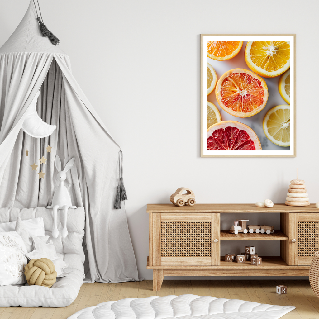 Modernt väggposters med skivor av citrusfrukter i grå och beige nyanser, designat av Nordanio.