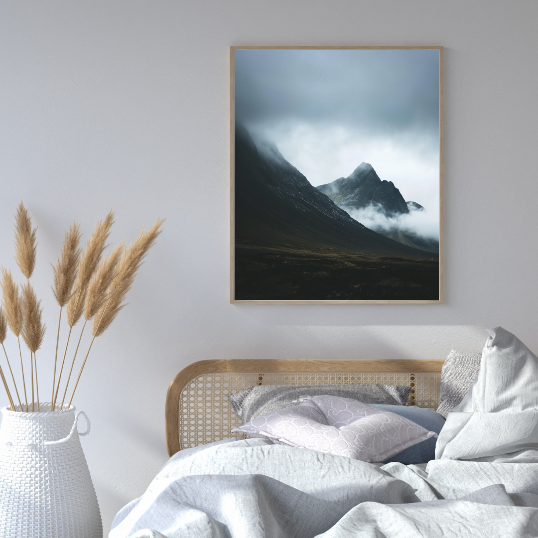 Gråvit minimalistisk 3D naturposter av bergsilhuett från Nordanio, väggkonst för modern inredning.
