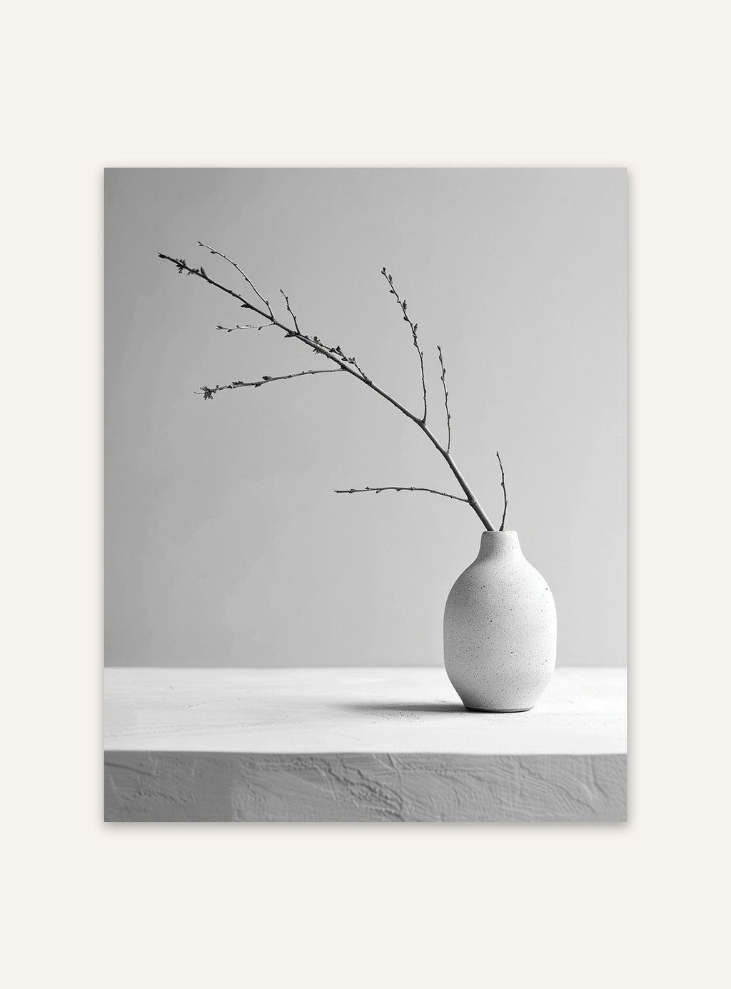 Svartvitt keramikvasplakat av Nordanio, konstnärlig poster med modern keramikvase i svart och vitt design.
