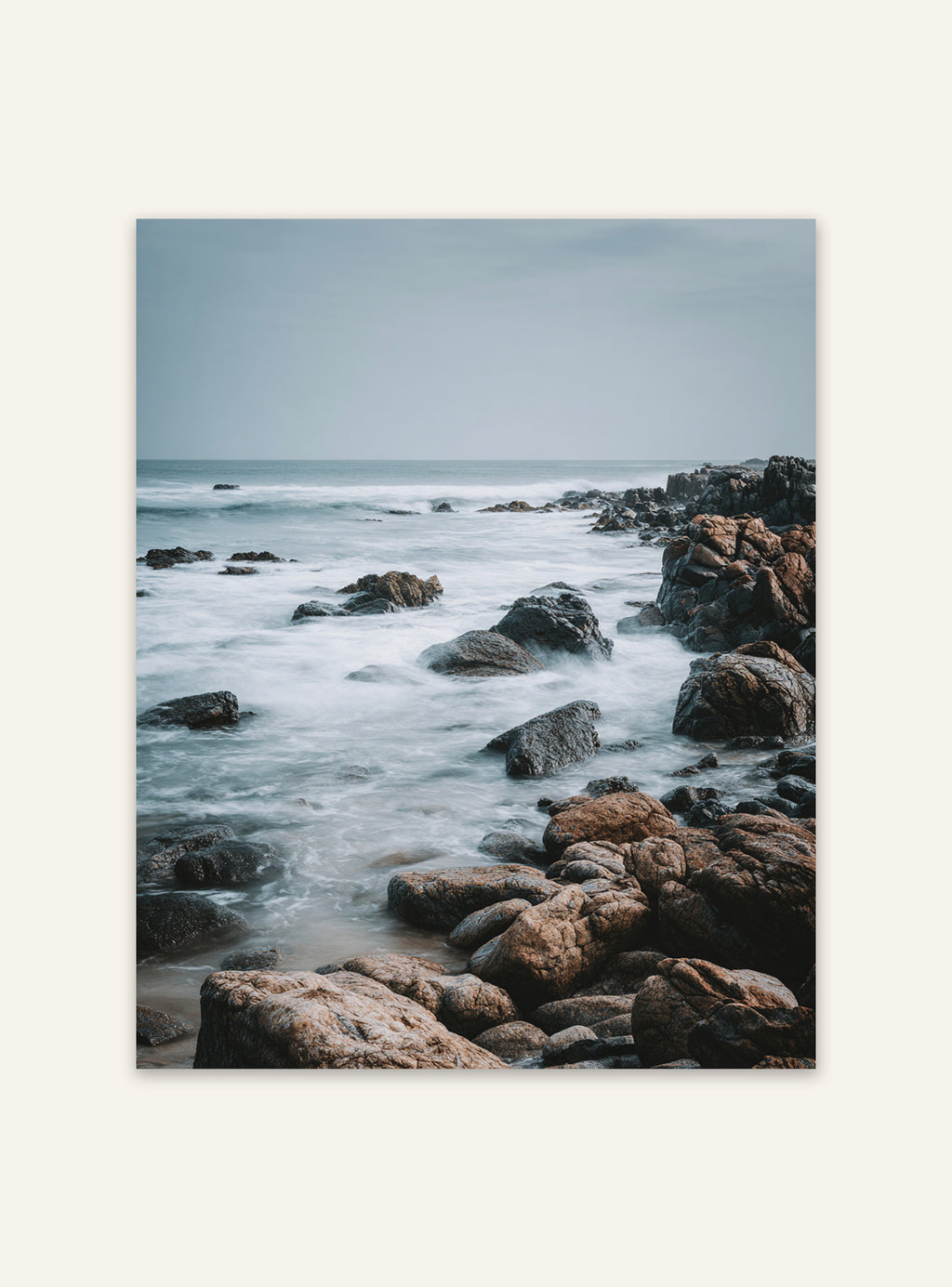 Minimalistisk naturposter av klippig kust med neutral färgpalett från Nordanio, väggkonst för modern inredning.