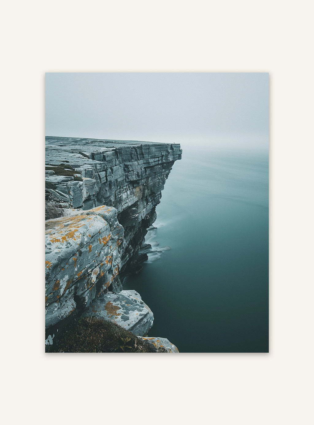 Havslandskap med klippkant, naturposter från Nordanio som visar en dramatisk kustlinje och havsvågor.