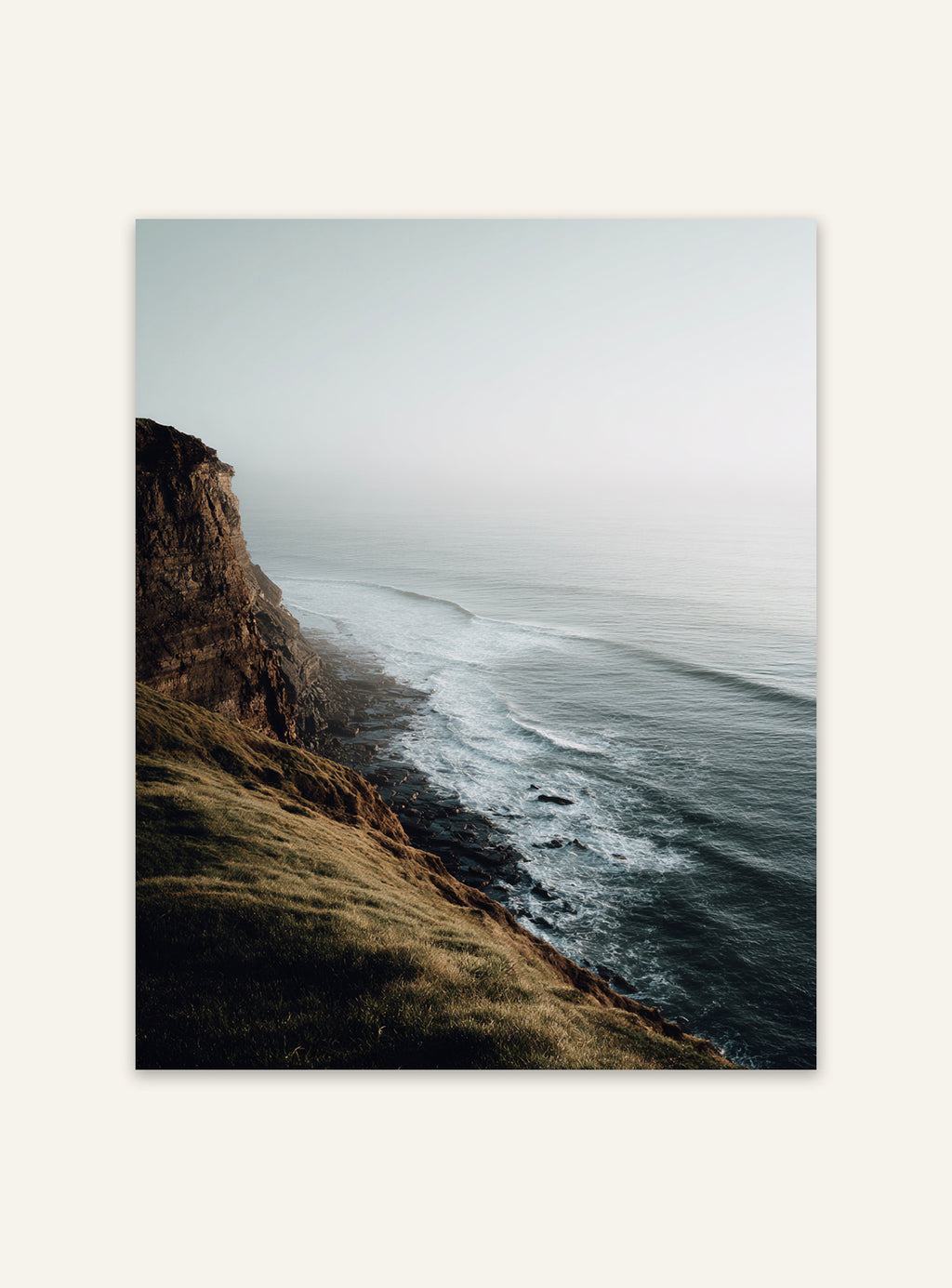 Minimalistisk naturposter av klippkant och hav från Nordanio, modern väggkonst med havslandskap.