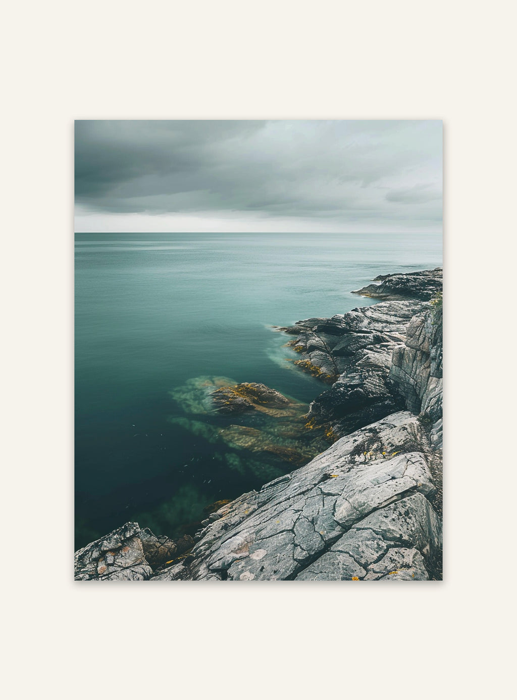 Nordanio naturposter med klippor och hav, växtlighet och klippformationer på en strand.