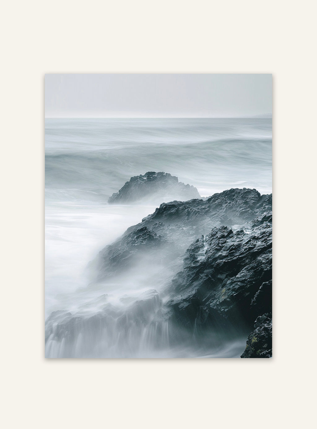 Naturposter av klippstrand från Rocky Shore-serien av Nordanio, visar klippor och havslandskap i naturnära stil.