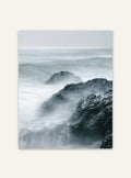 Naturposter av klippstrand från Rocky Shore-serien av Nordanio, visar klippor och havslandskap i naturnära stil.