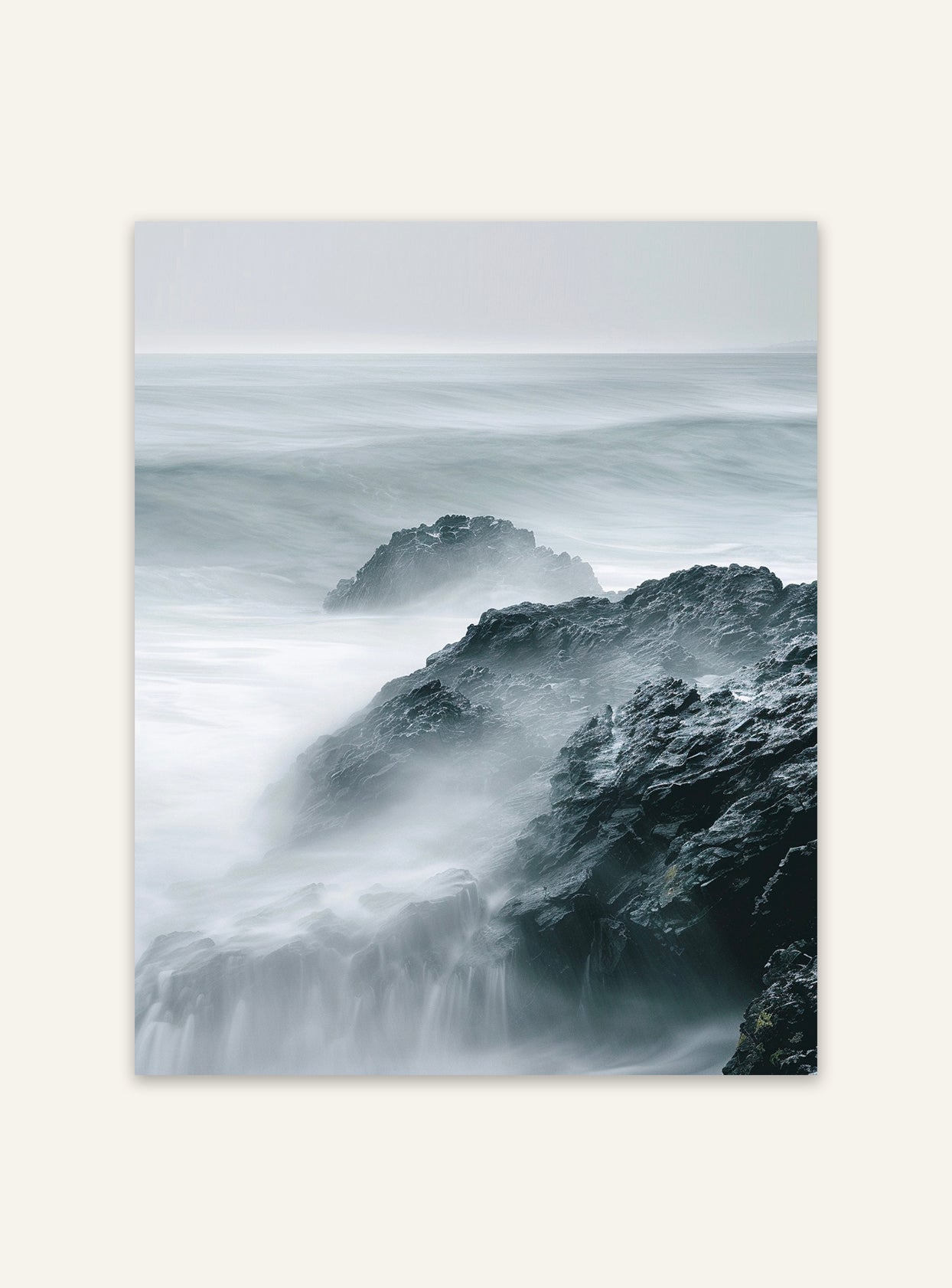 Naturposter av klippstrand från Rocky Shore-serien av Nordanio, visar klippor och havslandskap i naturnära stil.