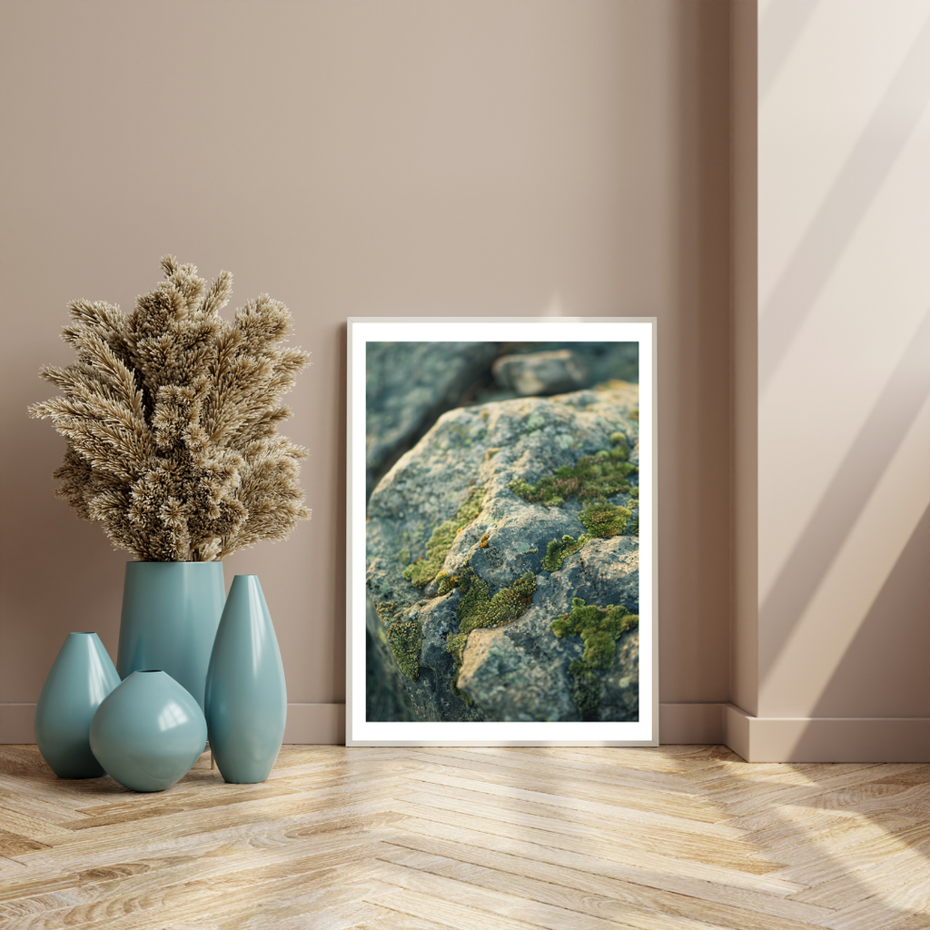 Bild av en naturposter med mossig stenmotiv från Nordanio, inramad i en ljusbrun 3D-inredningsram, ideal för väggdekoration.