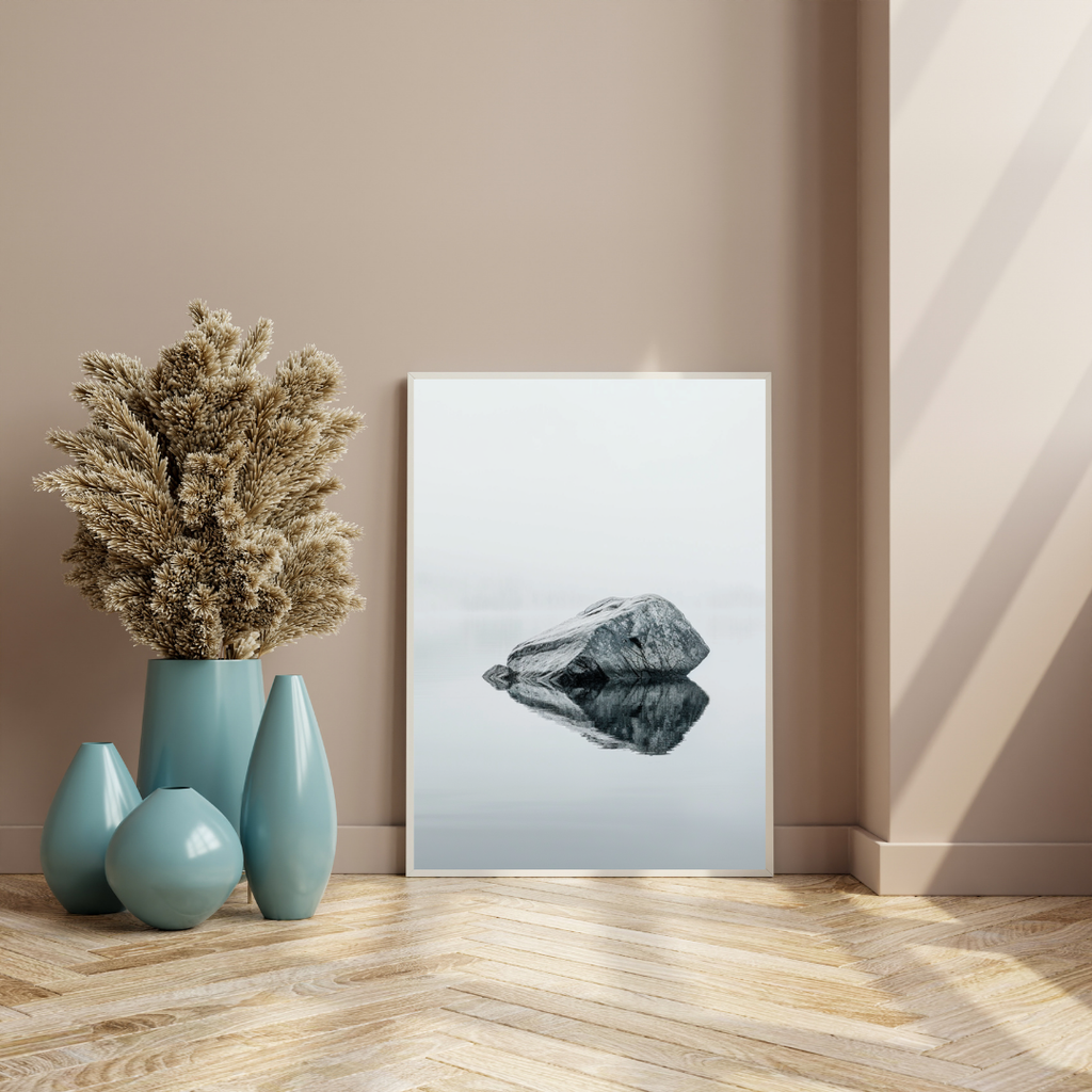 Naturposter av sten och vatten från Nordanio, visar ett vackert landskapsmotiv i ett ljusbrunt 3D-inre bildram.