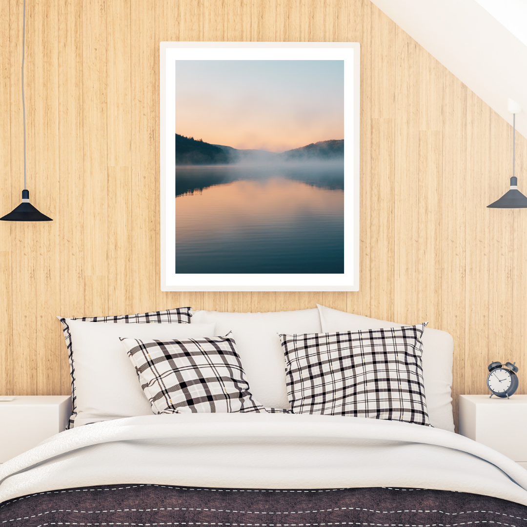 Ljusbrunt minimalistiskt 3D-väggram med naturposter av soluppgång vid sjön av Nordanio, visas i mockup för Instagram.