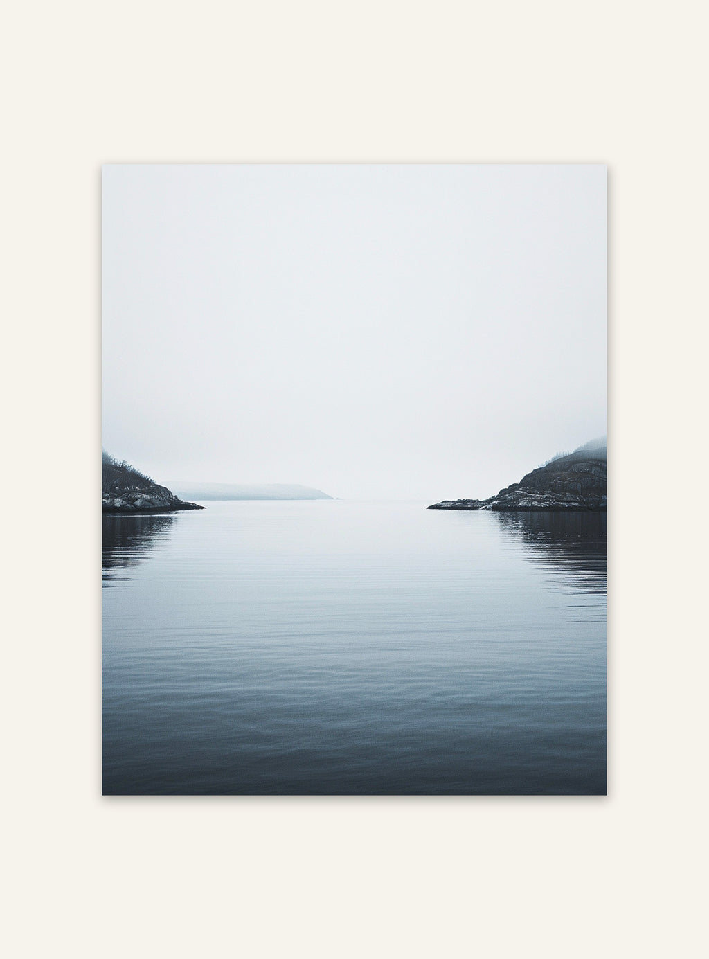 Nordanio naturposter av en lugn vik med stilla vatten och omgivande landskap, perfekt för avkopplande väggdekoration.