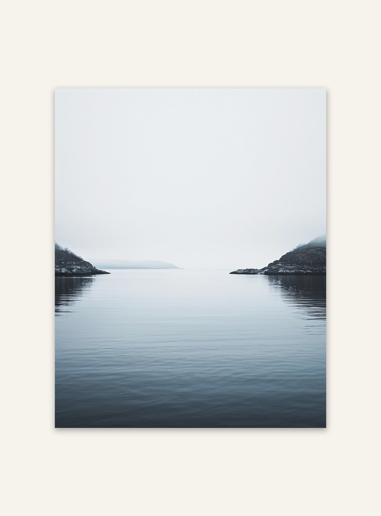 Nordanio naturposter av en lugn vik med stilla vatten och omgivande landskap, perfekt för avkopplande väggdekoration.
