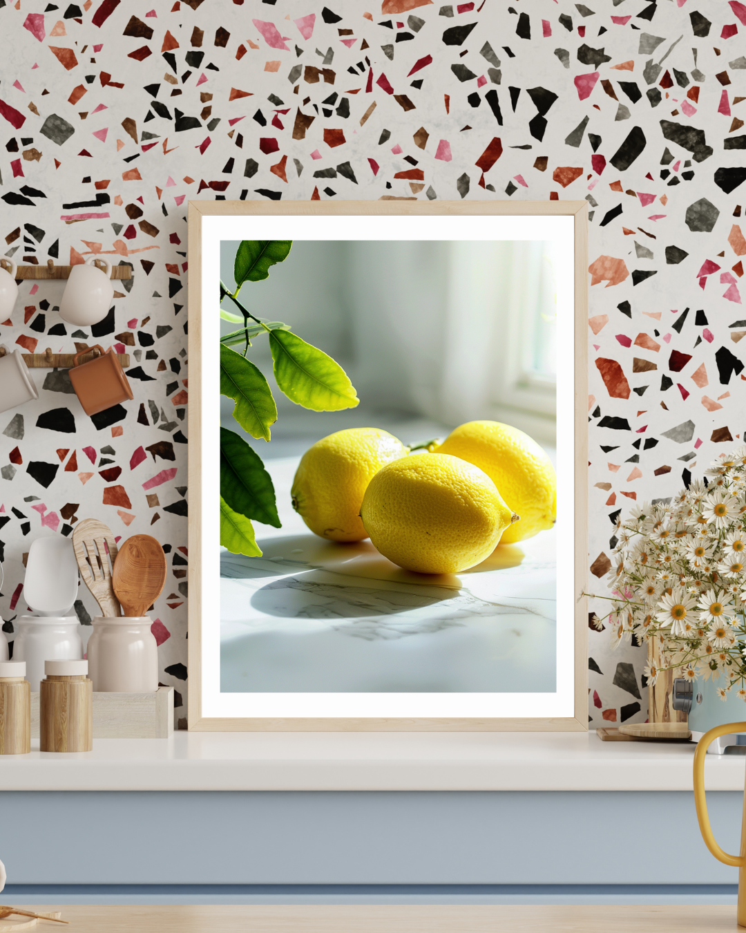 Lemon marble poster från Nordanio, modern fruktposter för skandinavisk matsalsväggdekoration, inramad i ett stilrent rum.