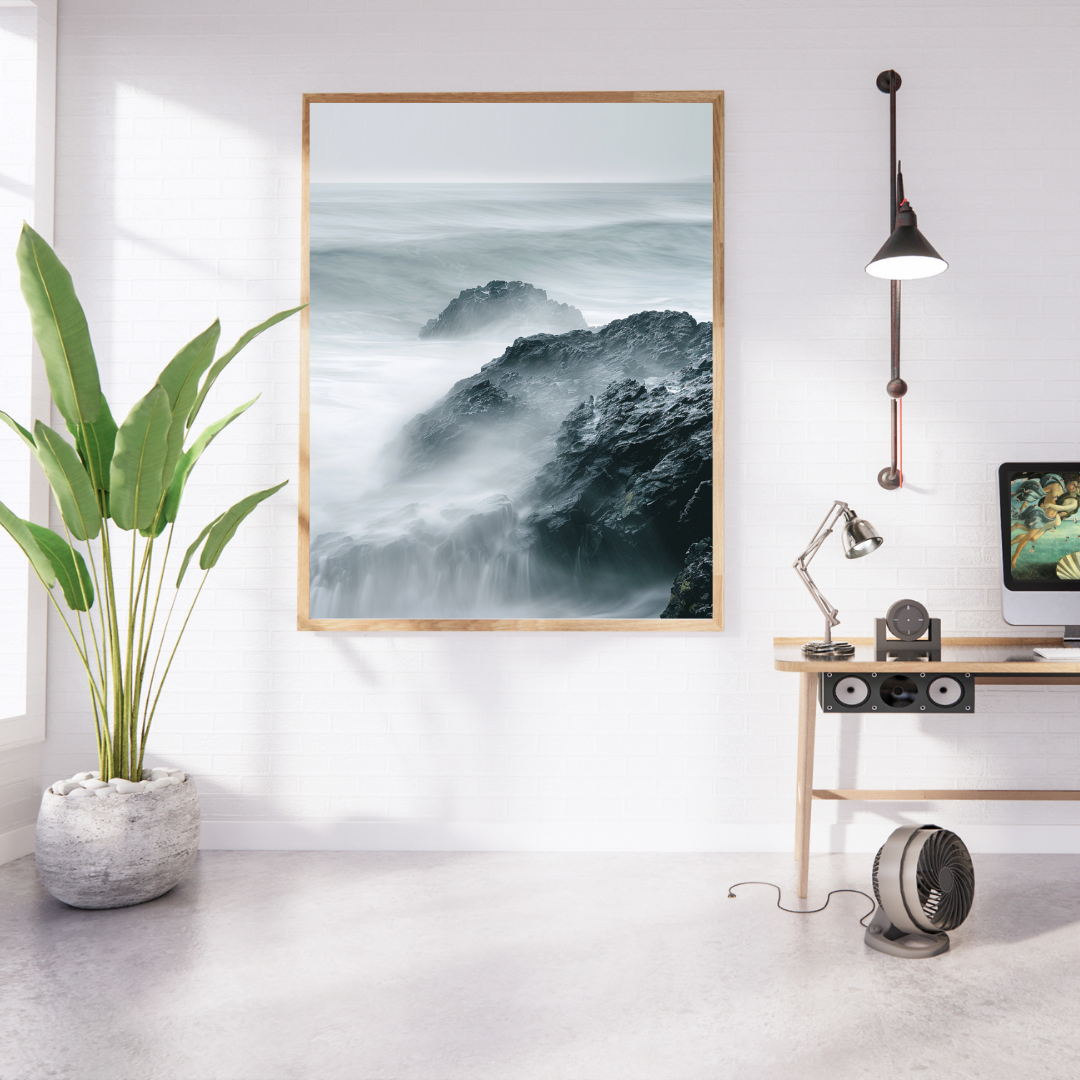 Nordanio naturposter av rocky shoreline med modern inredningsram, väggkonst för hemmet, avbildar en dramatisk kustlandskapsscen.