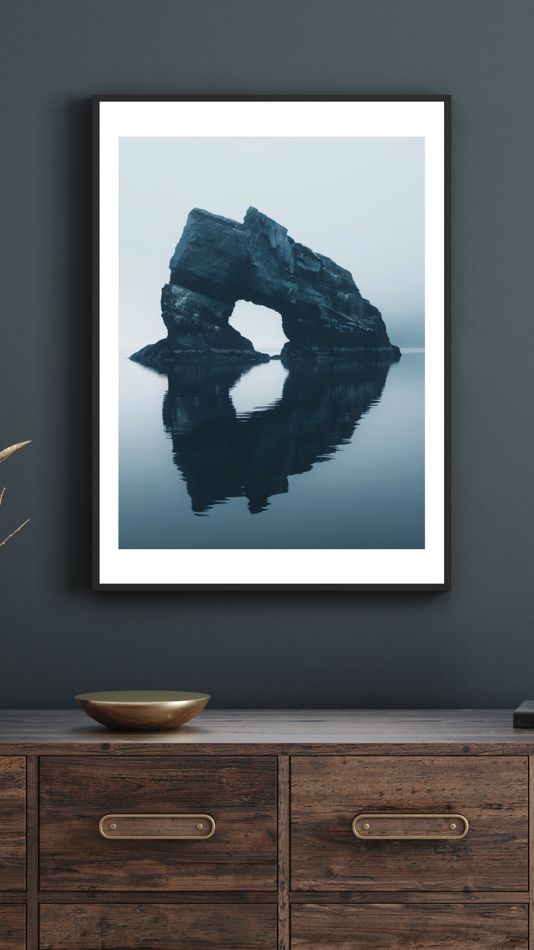 Nordanio naturposter med bergformationer, modern väggdekor för vardagsrum i vertikal format, minimalistisk design.