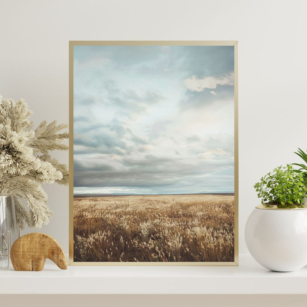 Modern minimalist naturposter av Meadow Horizon från Nordanio, väggkonst för vardagsrummet med fotografi och metallram