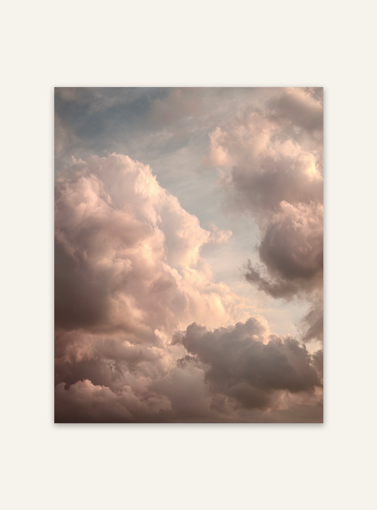 Minimalistisk molnhimmel-postersbild från Nordanio, neutral naturposter med lugn himmelsmotiv för väggdekoration.