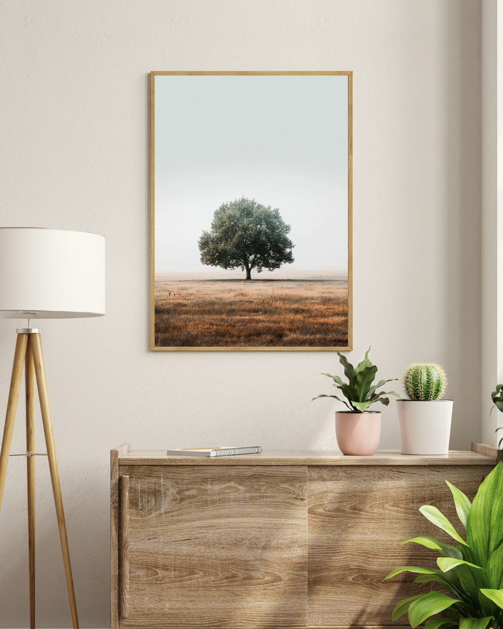 Lone Tree naturposter från Nordanio, modern väggdekoration för vardagsrum i neutral och stilren design.