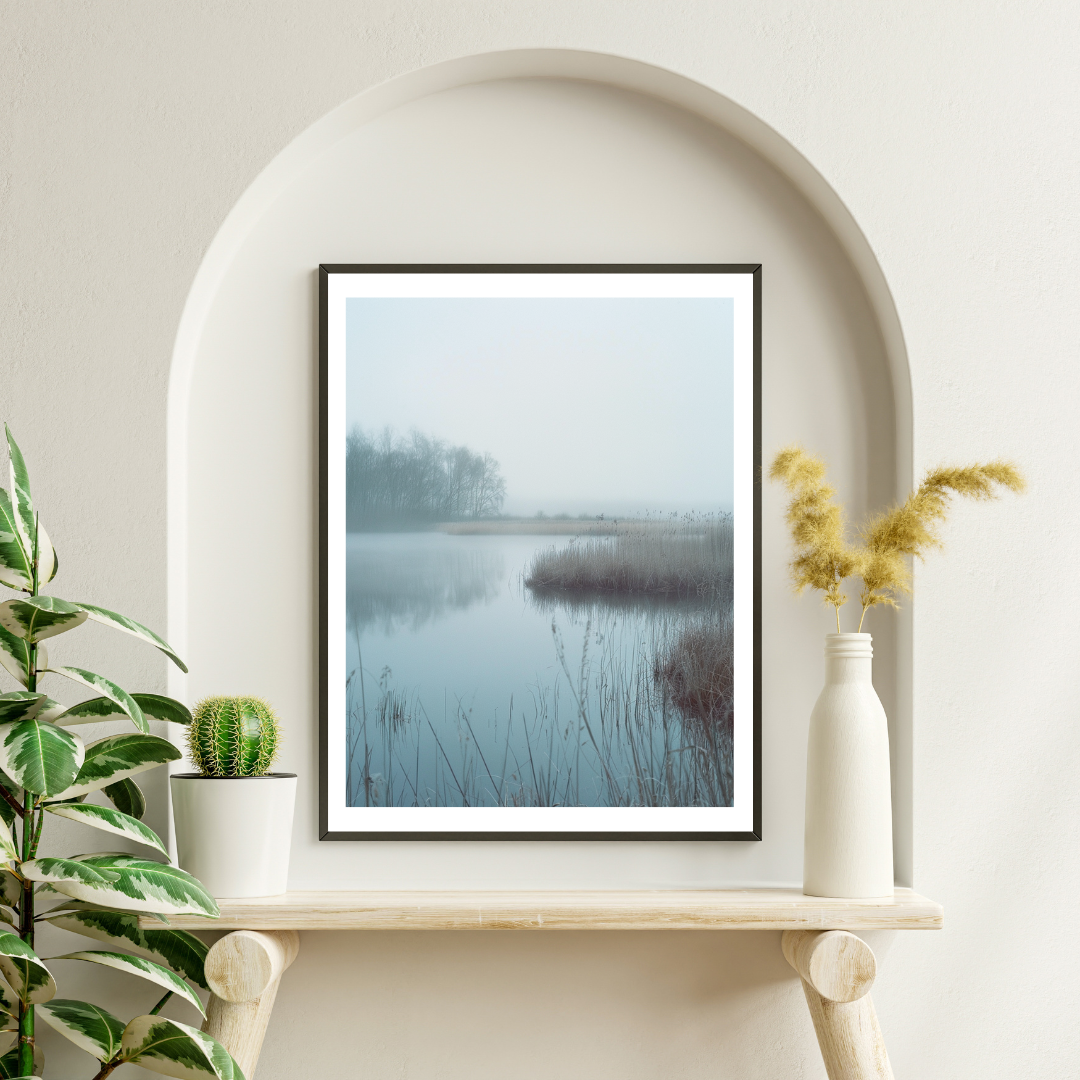 Naturposter med våtmarksmist av Nordanio, minimalistisk väggbild för naturälskare, visar dimmiga våtmarker och växtliv.
