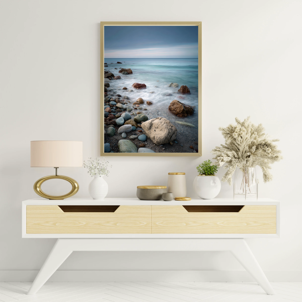 Neutral naturposter av Coastal Cliffs från Nordanio, visar klippor och hav i modern, lugn stil med gyllene ram.