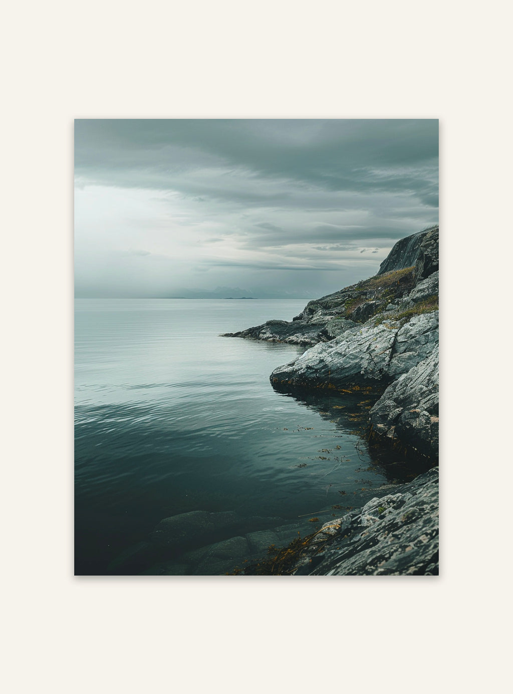 Naturposter av nordisk kust av Nordanio, visar kustlandskap med klippor och hav i vacker naturstil.