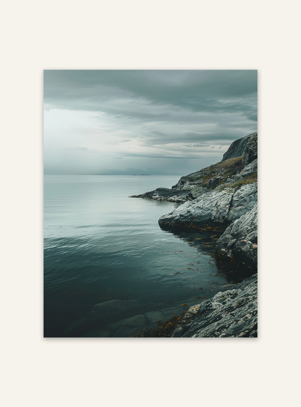 Naturposter av nordisk kust av Nordanio, visar kustlandskap med klippor och hav i vacker naturstil.