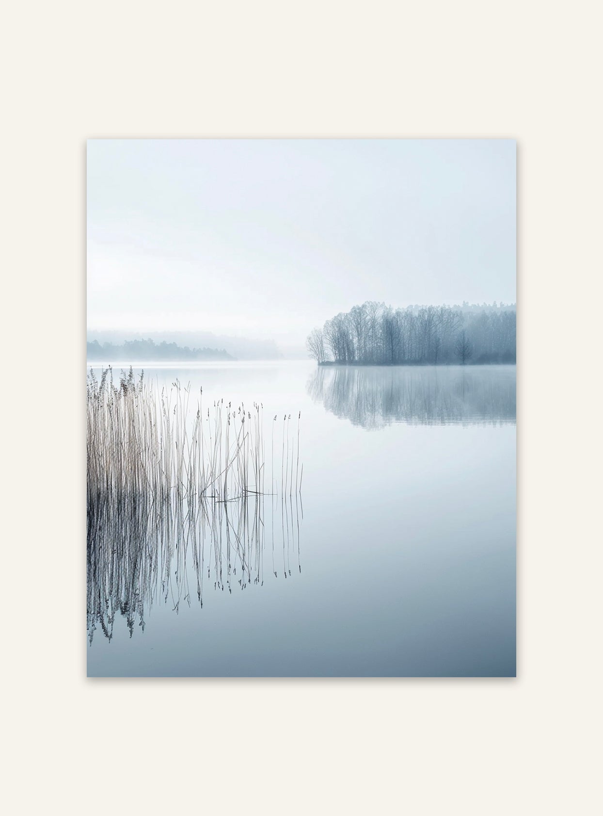 Naturposter av Nordisk Sjø från Nordanio, visar en lugn sjö med träd och berg i naturskön svensk landskapsbild.