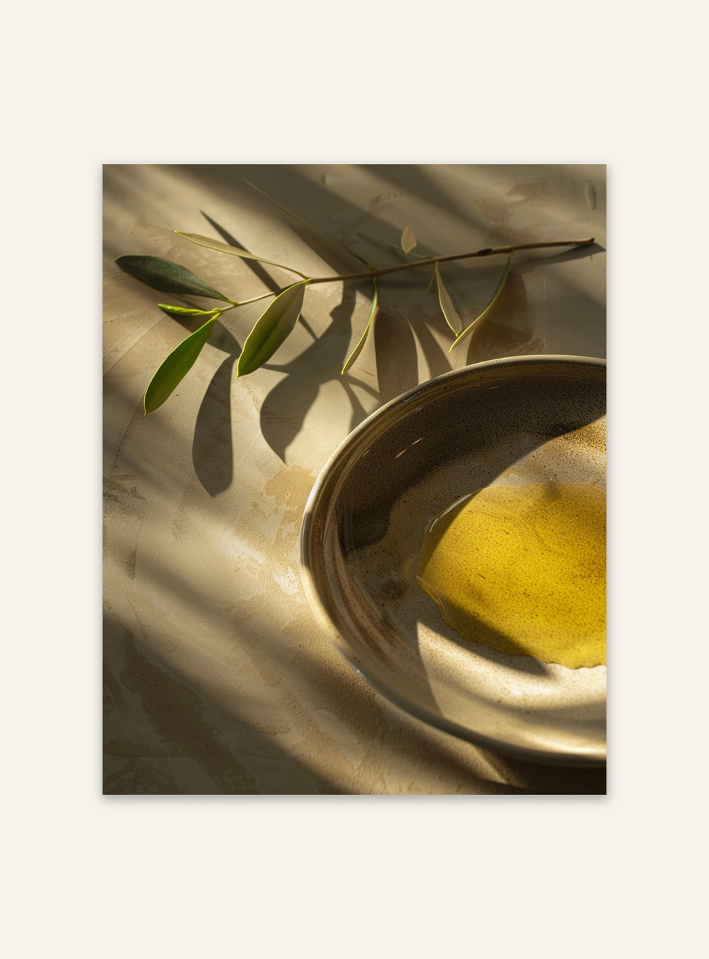 Nordanio fruktposter med olivoljeformade figurer, dekorativt konstverk med olivoljaformer på vit bakgrund.