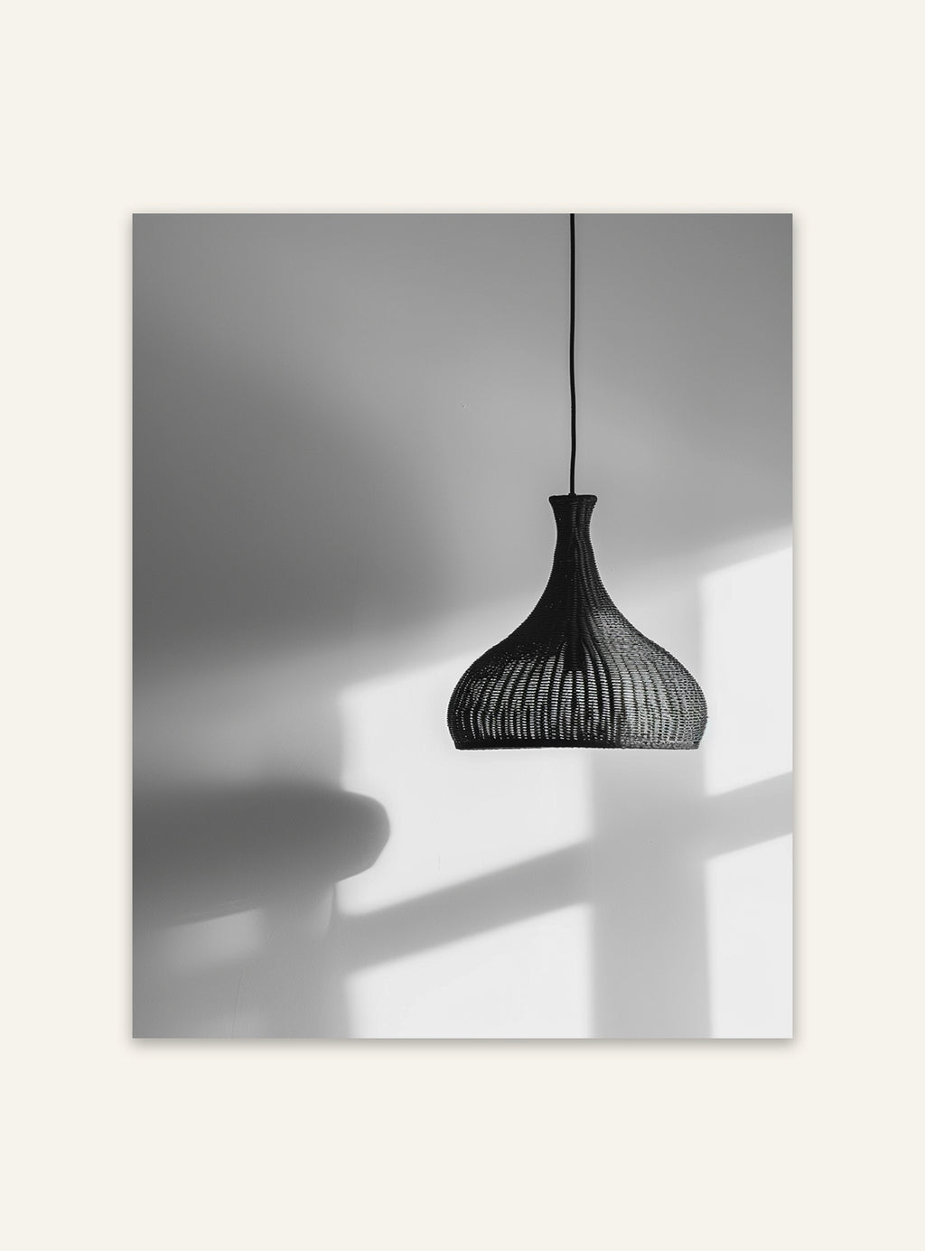 Svartvitt pendellampplakat av Nordanio som visar en modern pendellampa i grafisk stil.