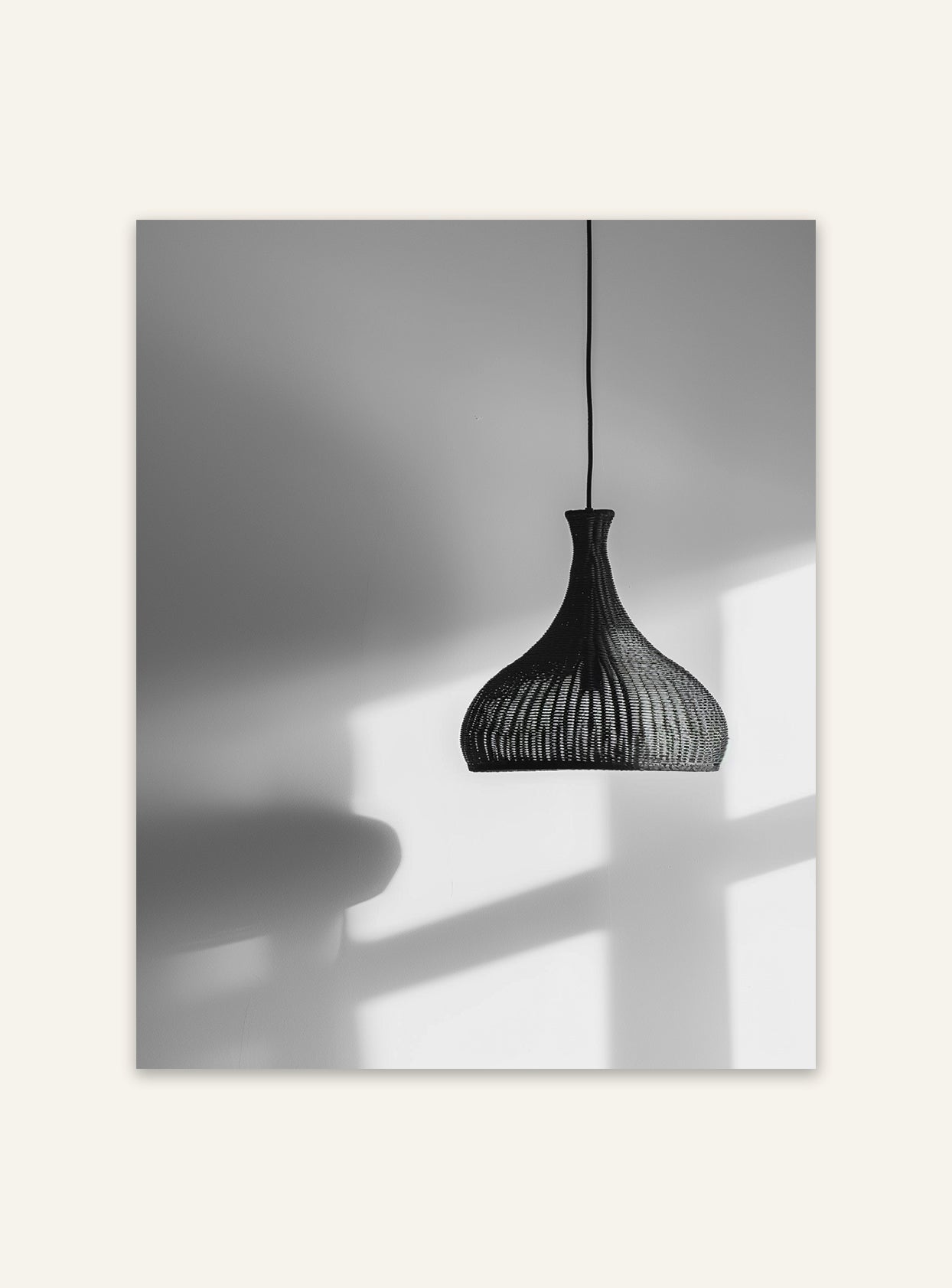 Svartvitt pendellampplakat av Nordanio som visar en modern pendellampa i grafisk stil.