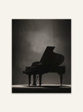 Svart konstposter med silhuett av piano från Nordanio, perfekt för väggdekoration i modern stil.