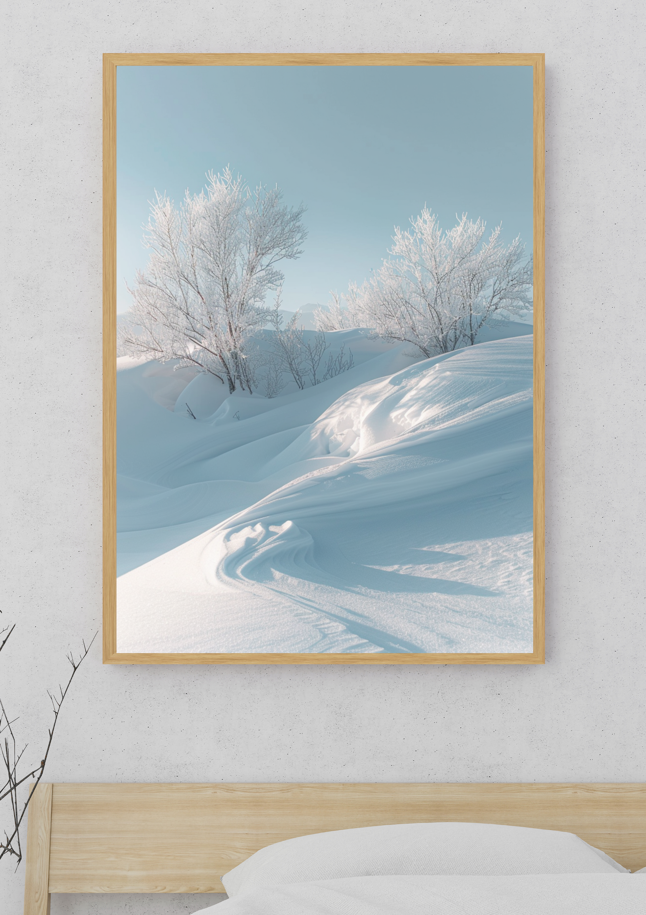 Vinterlandskapsaffisch från Nordanio, naturposter med snöiga träd och vinterlandskap i mjuka färger, inramad i sovrumsmockup.