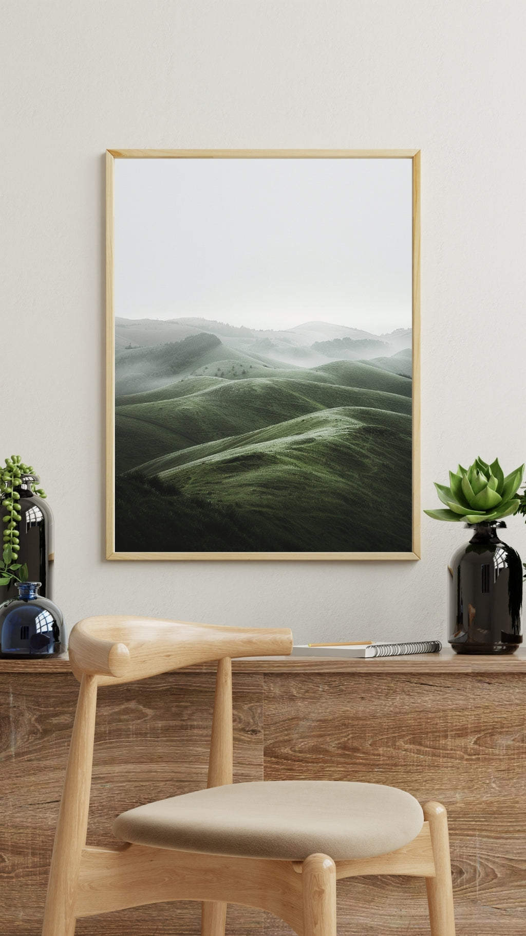 Mjuk Hills naturposter av Nordanio med rosa minimalistisk design, inramad på en vägg, perfekt för modern inredning.