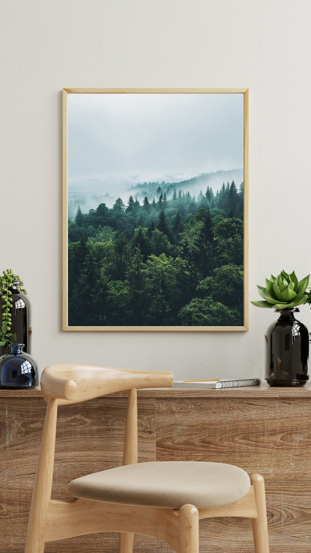 Rödrosa minimalistisk väggposter med skogssiluett av Nordanio, perfekt för naturinspirerad inredning.