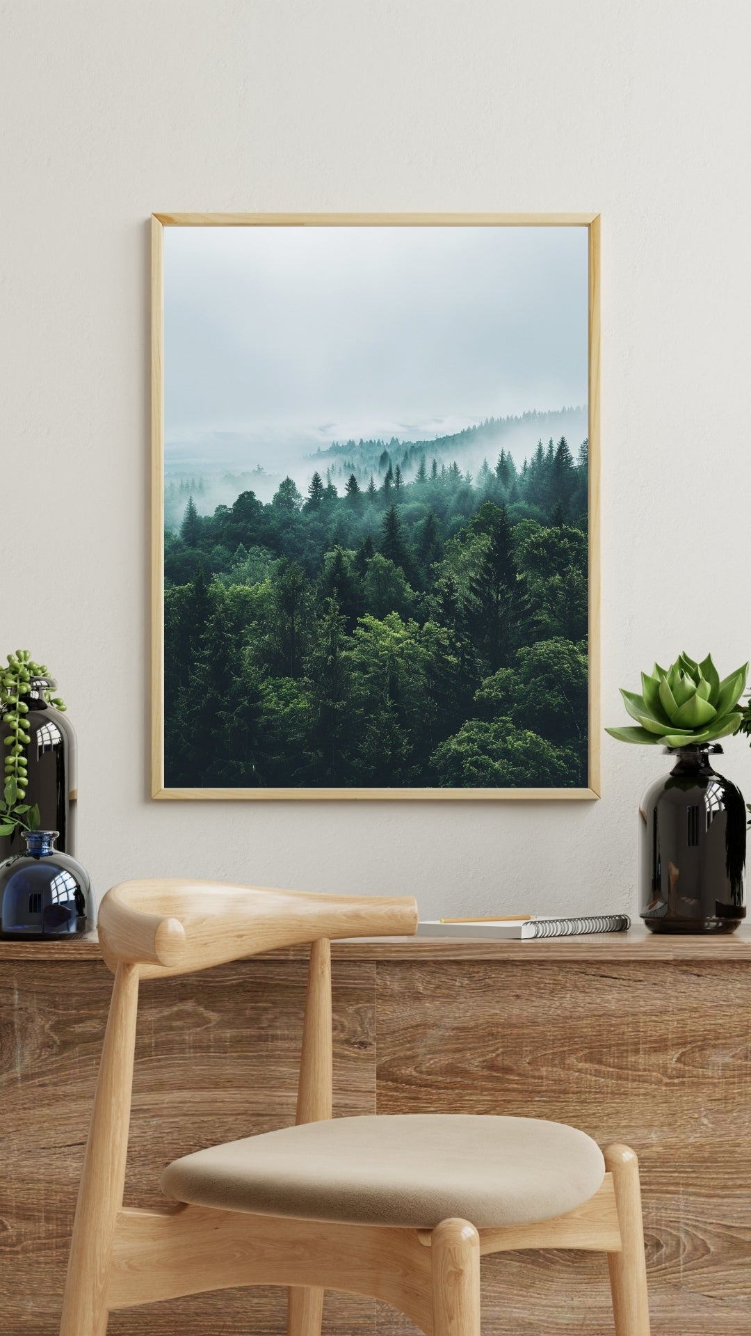 Rödrosa minimalistisk väggposter med skogssiluett av Nordanio, perfekt för naturinspirerad inredning.