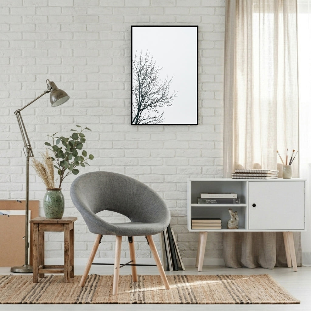 Naturposter med nakna grenar från Nordanio, perfekt för minimalistisk inredning, visad i en modern rumsmiljö.
