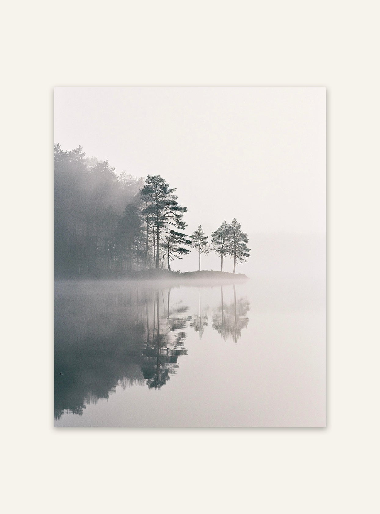 Nordanio naturposter med sjö och morgondimma, vackert landskapsmotiv av en stilla sjö i morgonsol.